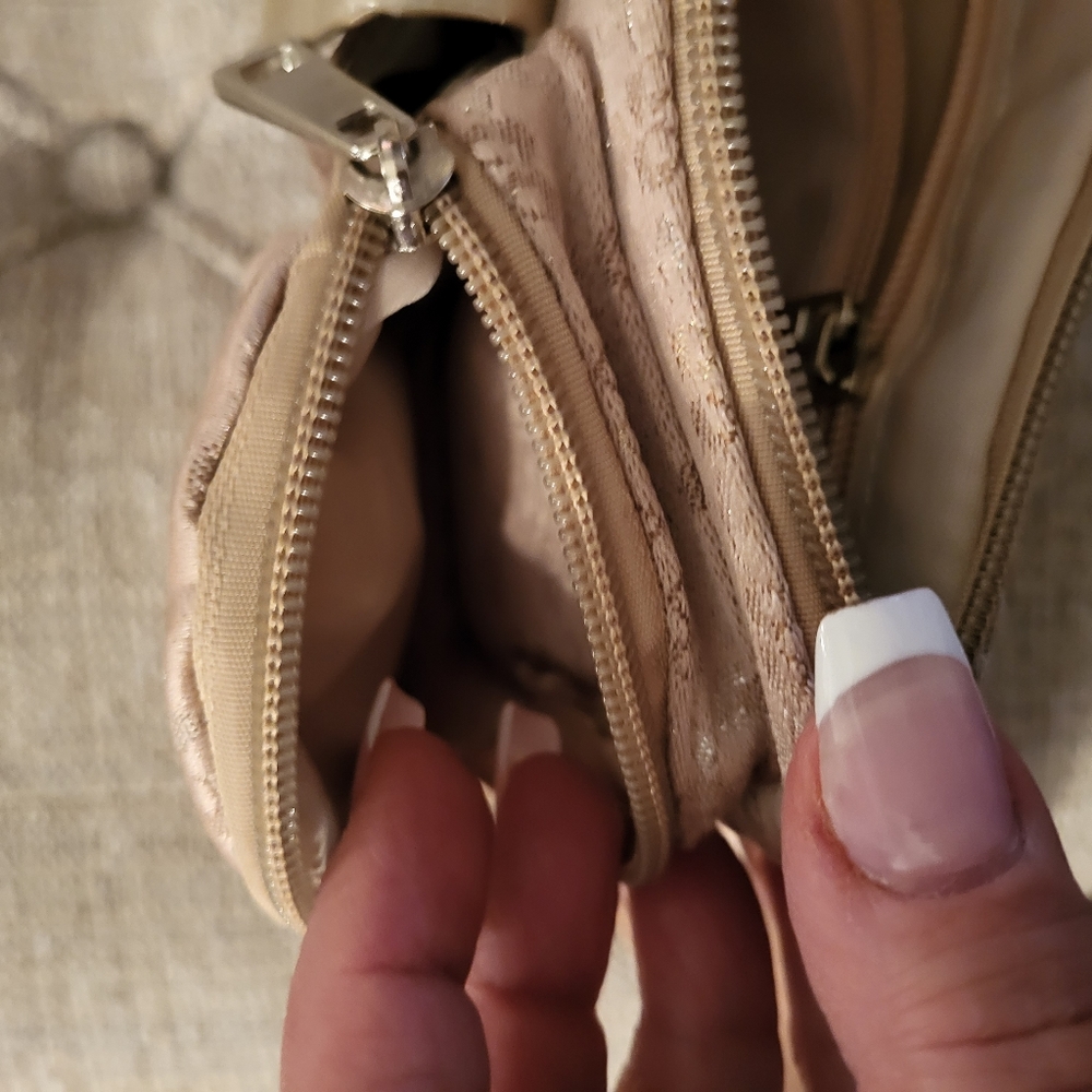 Fashionable tan fanny pack. - Picture 6 of 9